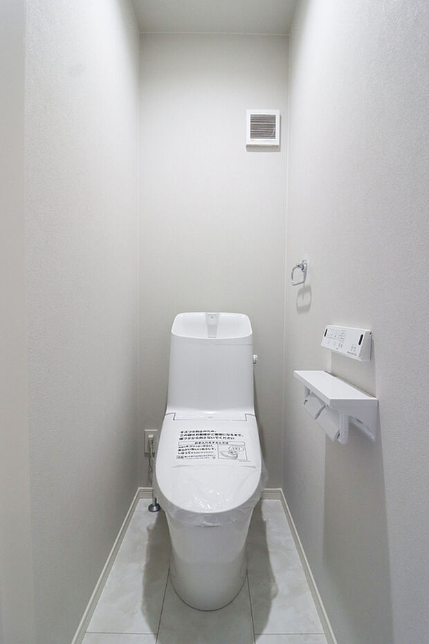 【【ドリームタウン施工例】】ウォシュレット付機能付のトイレを１階と２階の2カ所に配置！来客用などに使い分けることが可能です！