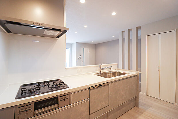 【【システムキッチン】】■ダイニングからワークスペースを見渡せる、対面キッチン。ダイニングとの空間のつながりが、スペースのゆとりを生み出します♪
■キッチンカラーもお好みのデザインに!壁紙や床と統一させたり、アクセントとして華やかな色味にするのもいいですね♪