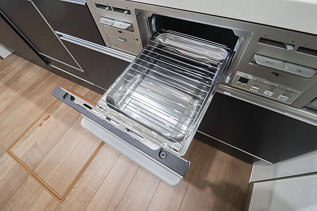 【グリル】フライパンで焼くことの多い肉料理を代わりにグリルを使えば、油をひく必要もなく、余分な脂も落として焼けるため、フライパンを使った時よりも多く油脂分をカットできます!