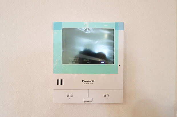 【TVモニター付インターホン】来客者を確認出来るTVモニタ-付インターフォン。
普段の生活時はもちろん、お子様が一人でお留守番する際にも安心ですね!