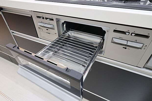 【【グリル】】◆フライパンで焼くことの多い肉料理を代わりにグリルを使えば、油をひく必要もなく、余分な脂も落として焼けるため、フライパンを使った時よりも多く油脂分をカットできます！
