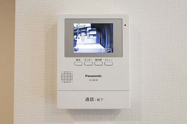 【【TVモニター付きインターフォン】】◆来客者を確認できるＴＶモニター付インターフォン。普段の生活時はもちろん、
お子様が一人でお留守番する際にも安心ですね！
