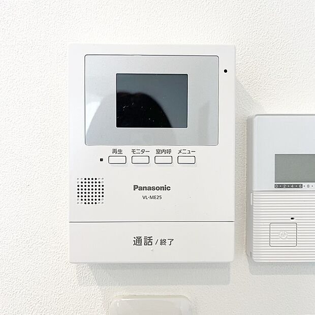 【ＴＶモニター付インターホン】来客者を確認出来るＴＶモニタ-付インターホン。
普段の生活時はもちろん、お子様が一人でお留守番する際にも安心ですね！