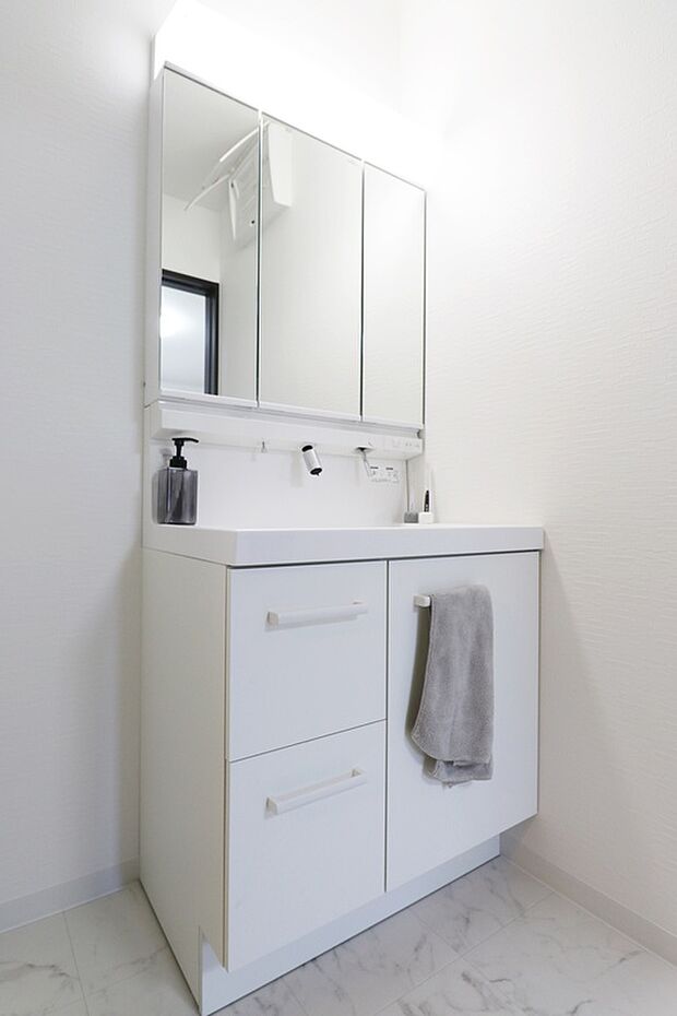 【【ドリームタウン施工例：洗面】】ミラーキャビネットになっているため、ドライヤーやスキンケアセットなどたっぷり収納可能です！またシャワー付きの為、お掃除もラクラク♪いつでもスッキリ片付いた洗面で朝の準備が可能です。