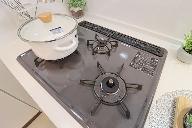 【【ドリームタウン施工例：３口 コンロ】】◆バーナー間隔が広いので、３口同時に使っても鍋振りもできます！グリルの排気口をコンパクトにして、仮置きできるスペースもご用意しております♪
