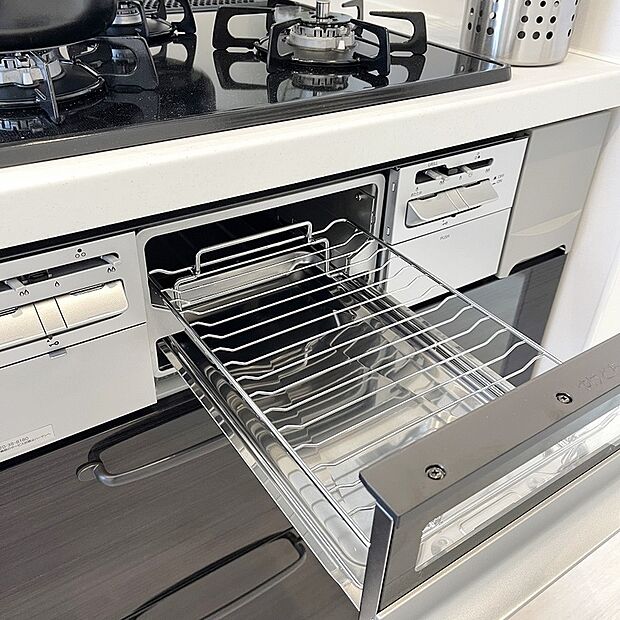 【グリル】■フライパンで焼くことの多い肉料理を代わりにグリルを使えば、油をひく必要もなく、余分な脂も落として焼けるため、フライパンを使った時よりも多く油脂分をカットできます！