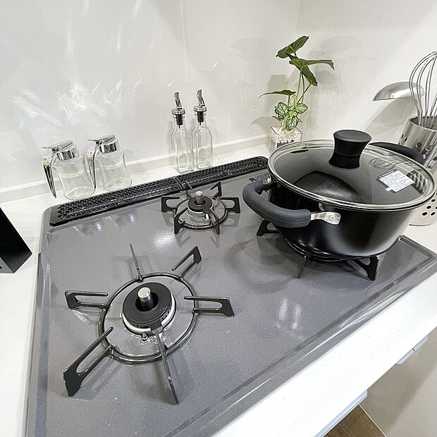 【ホーロートップガスコンロ】バーナー間隔が広いので、３口同時に使っても鍋振りも出来ます！グリル排気口をコンパクトにして、仮置き出来るスペースもご用意しております♪