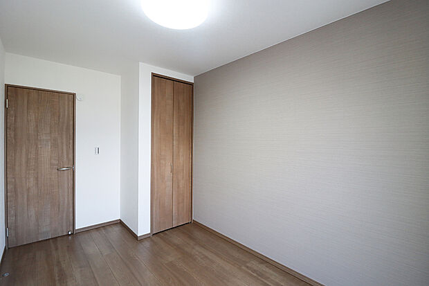 【【ドリームタウン施工例:洋室】】インテリアスタイル『シックモダン』はダークな色味でまとめ、重厚感ある落ち着いた大人の雰囲気作りに特化しています。お好きな家具を置いて理想の空間に♪