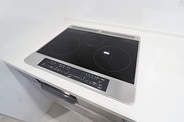 【【IHクッキングヒーター】】◆火を使わないので小さなお子様とも料理を楽しめるIHクッキングヒーター
◆フラットになっている為、お掃除ラクラク！
