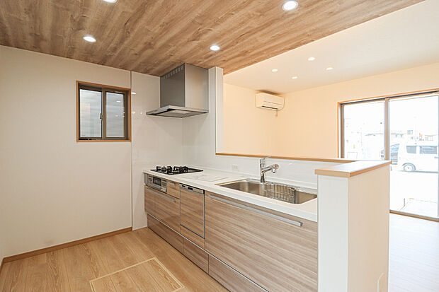 【＜ドリームタウン施工例＞】食器洗い乾燥機や３口コンロなど家事の時短に嬉しい設備が充実したシステムキッチン！