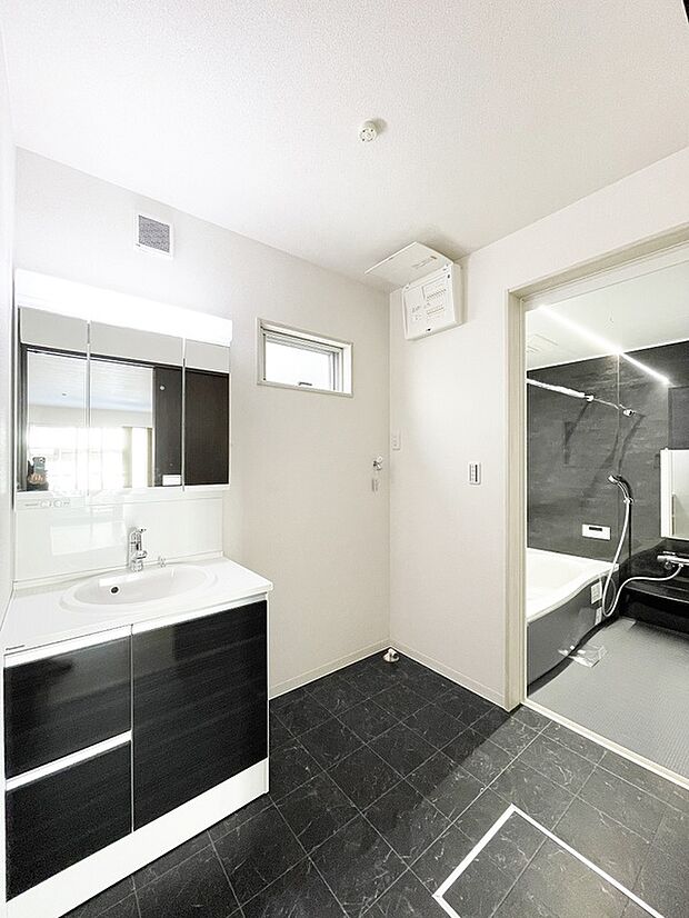 【＜ドリームタウン施工例＞】ミラーキャビネットになっているため、ドライヤーやスキンケアセットなどがたっぷり収納可能です！