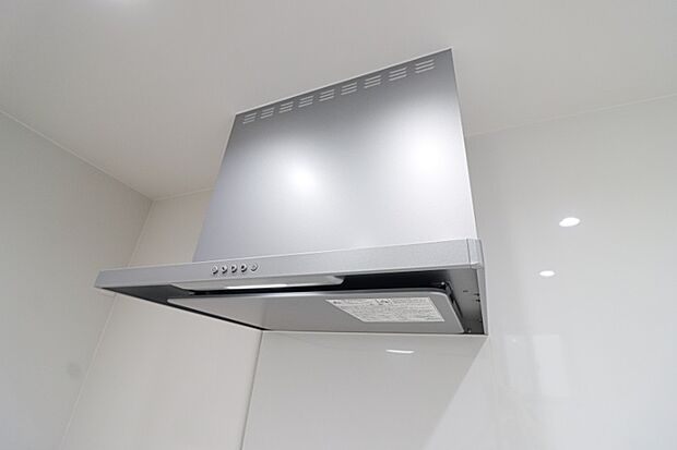 【【レンジフード】】◆コンロ上方がフードに覆われることで、調理の煙や臭い、油分を効率よく吸い込むことができます。
