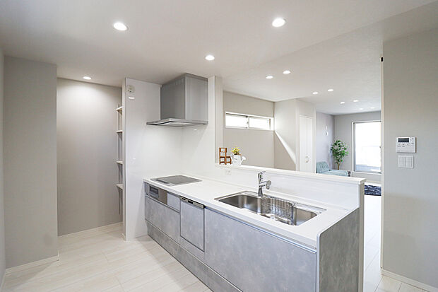 【【ドリームタウン施工例：キッチン】】リビングが見渡せるカウンターキッチンです！家事をしながらご家族と一日の出来事を話したり！コミュニケーションが取りやすく、家族の存在を近くに感じます！【建物プラン例】建物1799万円・建物面積87.64