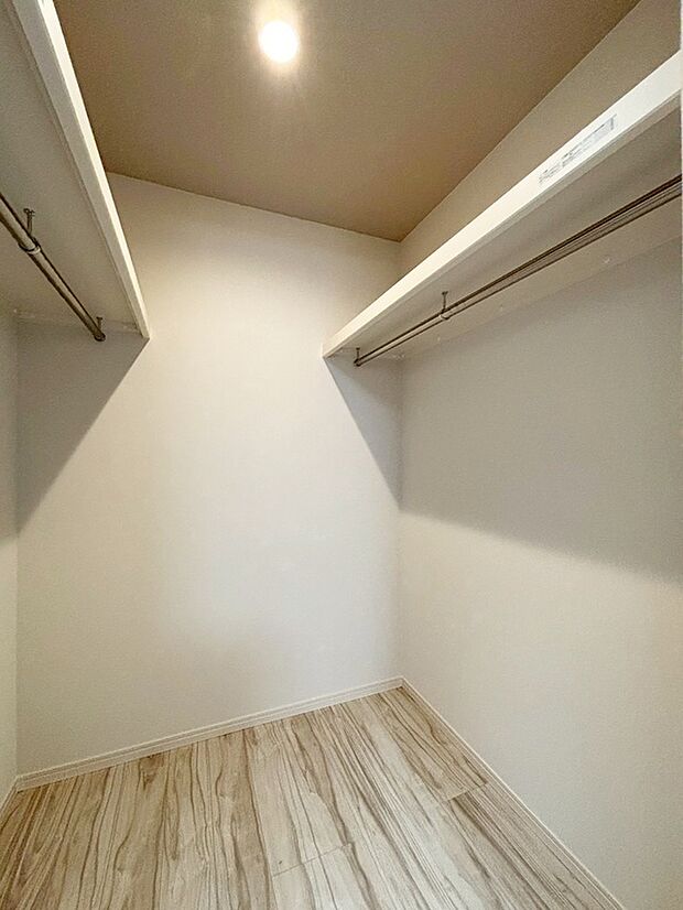 【【ウォークインクローゼット】】ウォークインクローゼットのある住まいで収納上手な生活を実現！衣類だけでなく、箱物や思い出の品もたっぷり収納できますので、整理整頓もスムーズに。