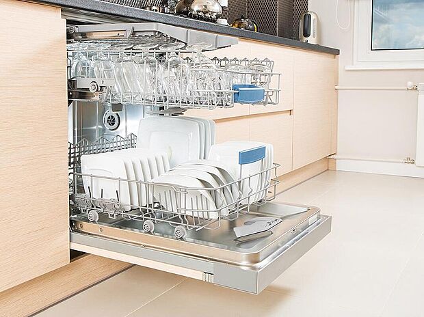 【【フロントオープン型 食洗洗い乾燥機】】扉が約90度開き、従来のスライドオープンタイプのおよそ1.3倍の容量を一度に洗う事が可能です。洗い物の回数を減らし、毎日の家事時間を大幅に短縮します。