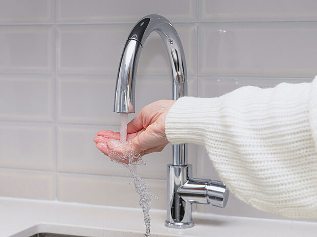 【【タッチレス水栓キッチン】】手を触れずに操作できるため、水回りで発生しやすい菌やウイルスの接触感染リスクを軽減。また手洗い時に泡の付いた手で蛇口を触り、その後蛇口を拭くひと手間からも解放されます。