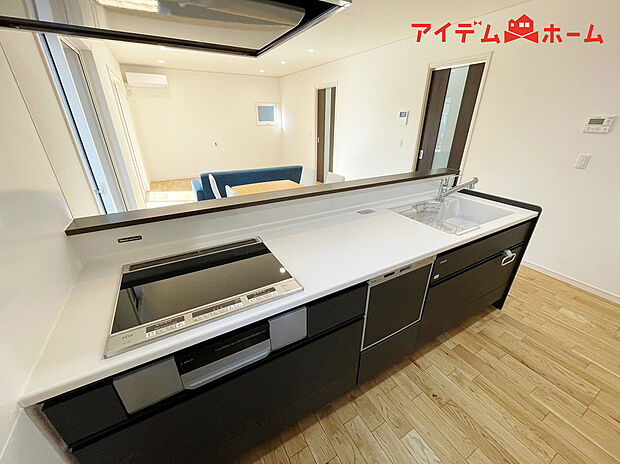 料理をする時間が楽しくなる、広いワークトップ♪
対面式キッチンなので、
お子様の様子を見ながらお料理できます♪
