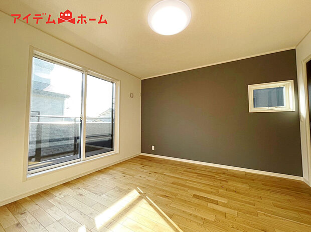 【Ｃ号棟　寝室】明るい寝室で心地のいい朝を迎えられそうです。
大きな窓からたっぷりの日差しが降り注ぐ明るい室内。
気持ちの良い朝日を受けて、目覚めの良い健康的な
朝を迎えられそうです。 

