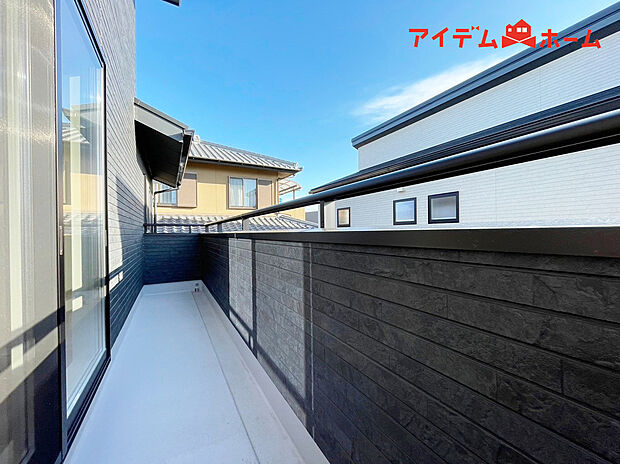 【Ｃ号棟　バルコニー】南向きで陽当りの良いバルコニーは、
物干しセットを追加すれば、一度にたくさんのお洗濯物が
干せるのが魅力です♪
