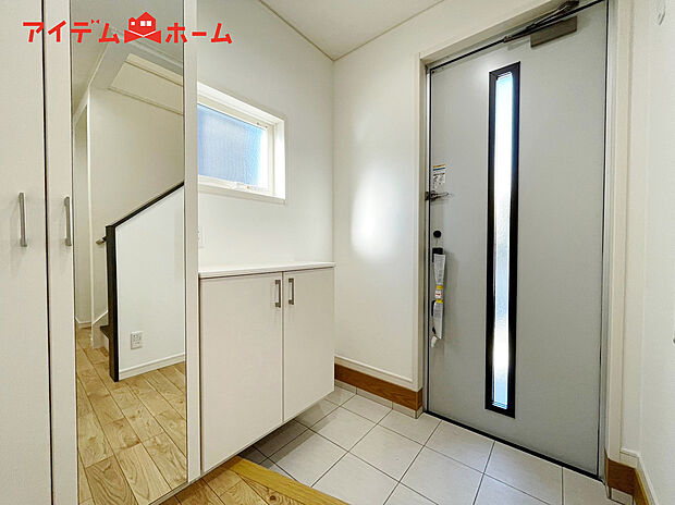 【Ｃ号棟　玄関】入った時にワクワクさせてくれるオシャレな玄関♪
収納もたっぷりあるので、靴がたくさんあっても安心！