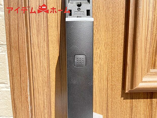 【2号棟 タッチキー】手が塞がっている時にさっと開錠できるカードキー。
また、鍵穴を見つけづらくピッキング被害に遭いにくい事と、鍵の複製も簡単ではないため防犯にも役立ちます。