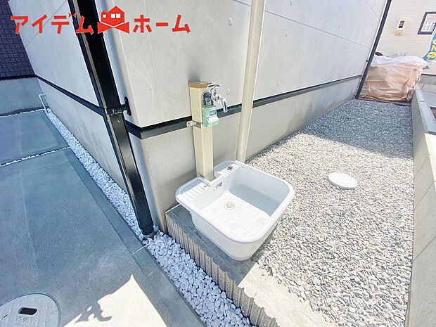 【１号棟　立水栓】ガーデニングや洗車に便利な立水栓付き。
外で汚れてしまった靴や服の汚れも家に入る前にきれいにできます。