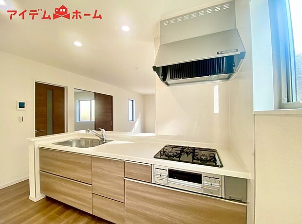 【1号棟 キッチン】ダイニングを見渡せる、
使い勝手の良いシステムキッチン。
ダイニングとの空間のつながりが、
スペースのゆとりを生み出します♪