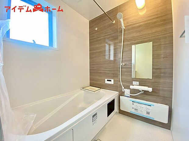 【1号棟 浴室】1坪タイプのバスルーム。
ゆったり足が伸ばせるので、毎日の疲れを癒やせます。
ご家族みんなでも入れます♪
浴室換気乾燥暖房機付きで浴室内干しも可能!