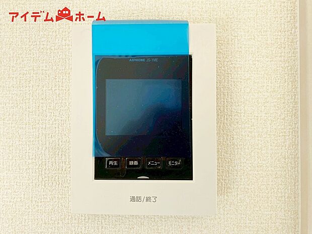 【１号棟　ＴＶモニター付インターホン】奥様やお子さんのみの在宅も安心。ボタンひとつで通話が可能です。
突然の来訪も時間帯に関係なく鮮明な画像で確認することが出来ます。