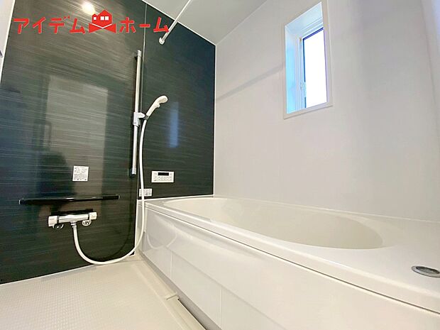 【1号棟 浴室】1坪タイプのバスルーム。
ゆったり足が伸ばせるので、毎日の疲れを癒やせます。