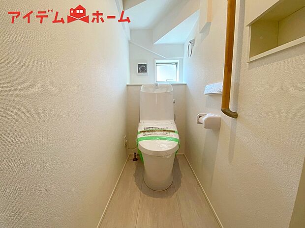 【１号棟　トイレ】温水での洗浄機能がついておりますので、
清潔かつ衛生面も安心です。
