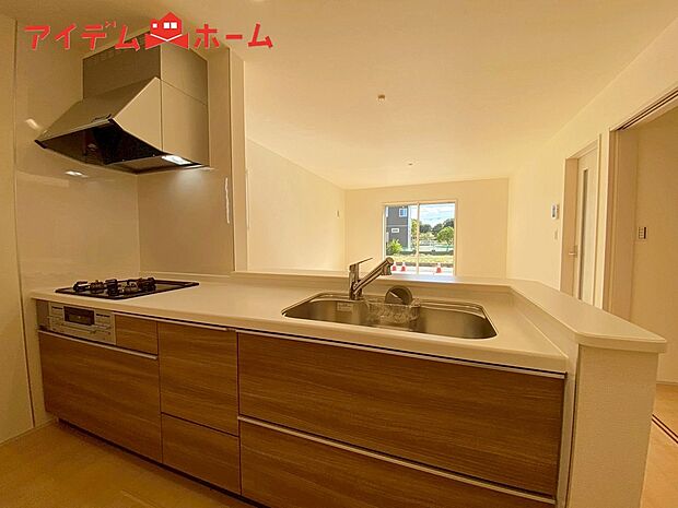 【1号棟 キッチン】ダイニングを見渡せる、
使い勝手の良いシステムキッチン。
ダイニングとの空間のつながりが、
スペースのゆとりを生み出します♪