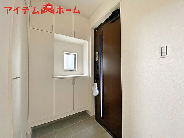 【3号棟 玄関】シンプル且つモダンなエントランス&ホール!
ゆとりを感じさせる上質で明るい空間が住まう人や
訪れる人を心地よく迎え入れてくれます♪