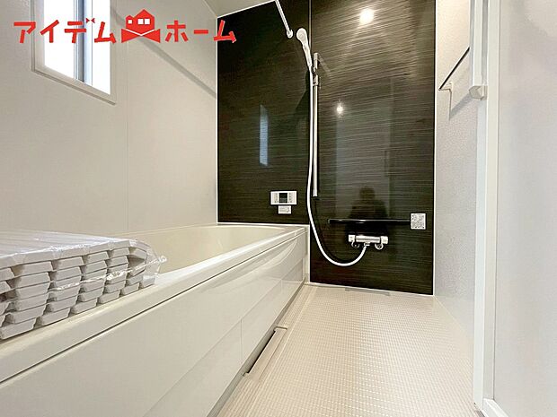 【１号棟　浴室】1坪タイプのバスルーム。
ゆったり足が伸ばせるので、毎日の疲れを癒やせます。
