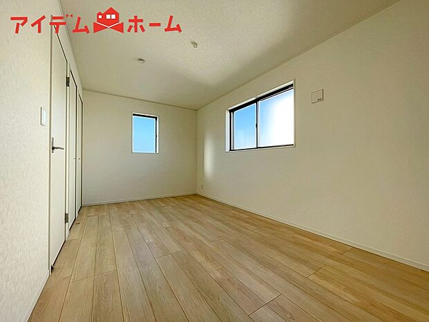 【１号棟　寝室】明るい寝室で心地のいい朝を迎えられそうです。
大きな窓からたっぷりの日差しが降り注ぐ明るい室内。
気持ちの良い朝日を受けて、目覚めの良い健康的な
朝を迎えられそうです。 