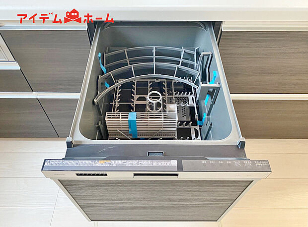 【自動食器洗乾燥機】手間・時間をかけず、効率よく食器類を洗浄。家事の時間を大幅に短縮出来ます。
かつ節水効果にも優れた食洗機を標準装備。スライド式なので場所も取りません。
