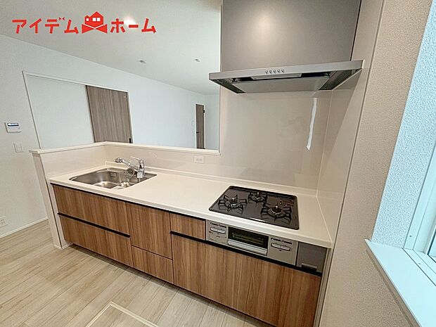 【３号棟　キッチン】ダイニングを見渡せる、
使い勝手の良いシステムキッチン。