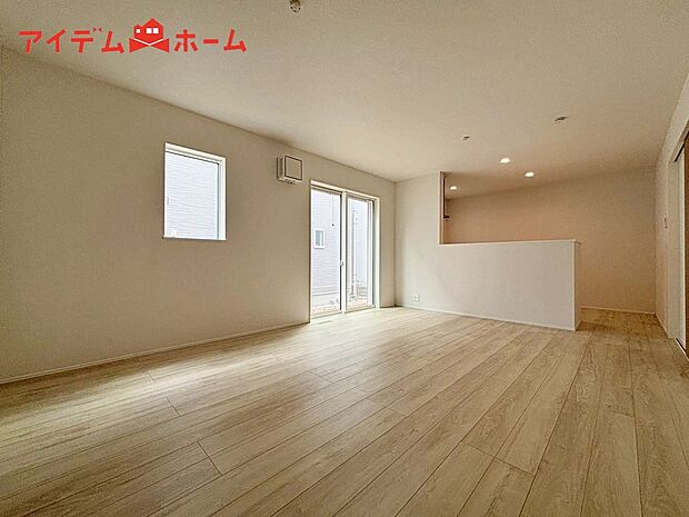 【3号棟 リビング】大きな窓から心地よい陽射しが室内に行き渡り、
くつろぎの空間が広がります。
キッチンで家事をしていても
いつでも家族が近くに感じられます。