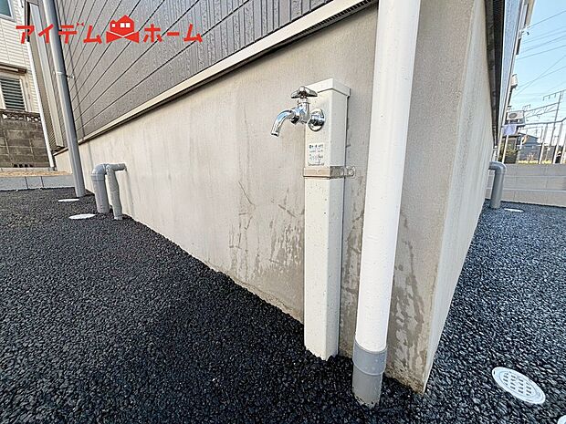 【2号棟 立水栓】ガーデニングや洗車に便利な立水栓付き。
外で汚れてしまった靴や服の汚れも家に入る前にきれいにできます。