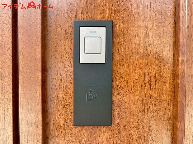 【7号棟 カードキー】手が塞がっている時にさっと開錠できるカードキー。
また、鍵穴を見つけづらくピッキング被害に遭いにくい事と、鍵の複製も簡単ではないため防犯にも役立ちます。