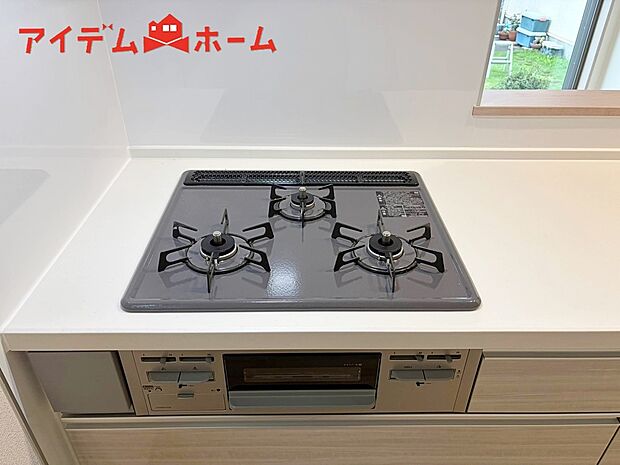 【A号棟　三口コンロ】3口コンロ付きなので、お料理がすごくはかどります。煮込み料理をしながら、焼き物や汁物などをパパパッとお料理可能です。
コンロの数が多いことで時短料理も可能になるのが嬉しいですね。

