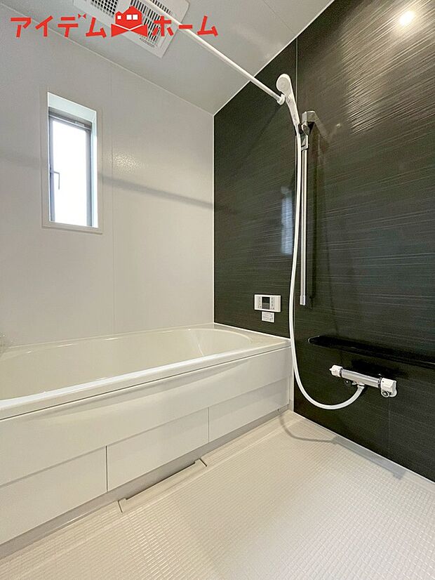 【１号棟　浴室】1坪タイプのバスルーム。
ゆったり足が伸ばせるので、毎日の疲れを癒やせます。
