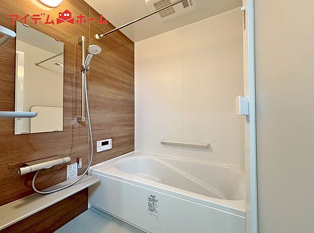 【西棟 浴室】1坪タイプのバスルーム。
ゆったり足が伸ばせるので、毎日の疲れを癒やせます。