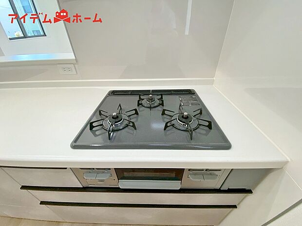 【三口コンロ】3口コンロ付きなので、お料理がすごくはかどります。煮込み料理をしながら、焼き物や汁物などをパパパッとお料理可能です。
コンロの数が多いことで時短料理も可能になるのが嬉しいですね。