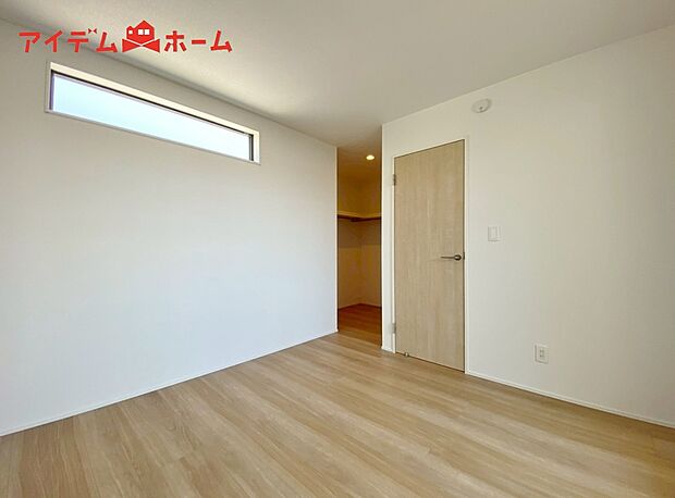 【寝室】明るい寝室で心地のいい朝を迎えられそうです。
大きな窓からたっぷりの日差しが降り注ぐ明るい室内。