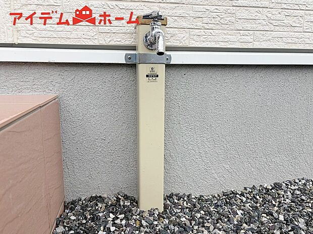 【2号棟 立水栓】ガーデニングや洗車に便利な立水栓付き。
外で汚れてしまった靴や服の汚れも家に入る前にきれいにできます。