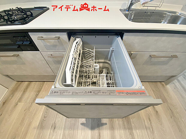 【自動食器洗乾燥機】手間・時間をかけず、効率よく食器類を洗浄。家事の時間を大幅に短縮出来ます。
かつ節水効果にも優れた食洗機を標準装備。スライド式なので場所も取りません。