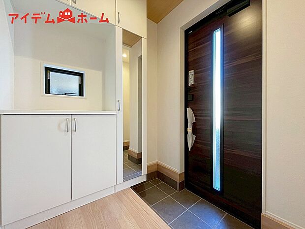 【１号棟　玄関】シンプル且つモダンなエントランス＆ホール！
ゆとりを感じさせる上質で明るい空間が住まう人や
訪れる人を心地よく迎え入れてくれます♪