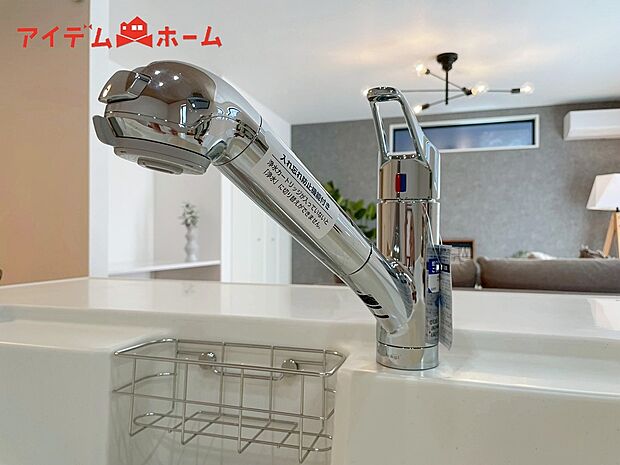 【１号棟　浄水器内蔵型水栓】浄水と原水をボタン一つで切り替え簡単なビルトイン式浄水器水栓を採用。
ワンタッチで浄水・水道の切り替えが可能なシンクです！
