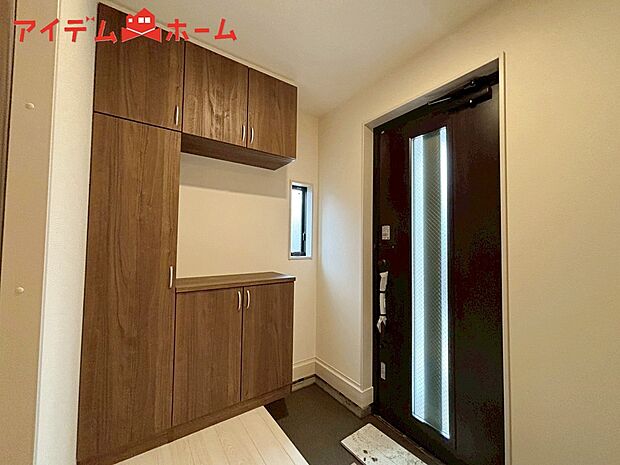 【1号棟 玄関】シンプル且つモダンなエントランス&ホール!
ゆとりを感じさせる上質で明るい空間が住まう人や
訪れる人を心地よく迎え入れてくれます♪